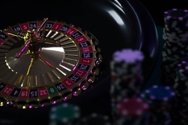 Live dealer at koi toto blackjack table with multi-camera feed displayed on smartphone